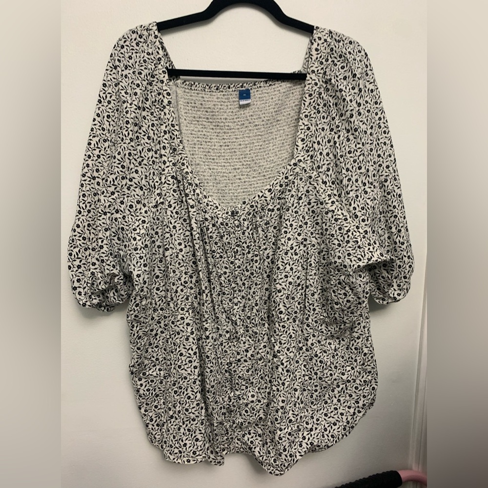 Old Navy black and white floral stretchy plus size top